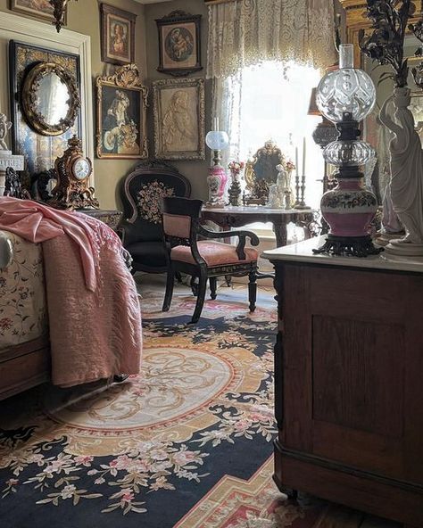 1800s Bedroom Ideas, Vintage Bedroom Design Victorian, Victorian Inspired Bedroom Modern, 1700s Bedroom, Vintage House Decor Victorian, 1800s Room Aesthetic, Victorian Homes Bedroom, Antique Bedroom Ideas Victorian, Antique Inspired Bedrooms