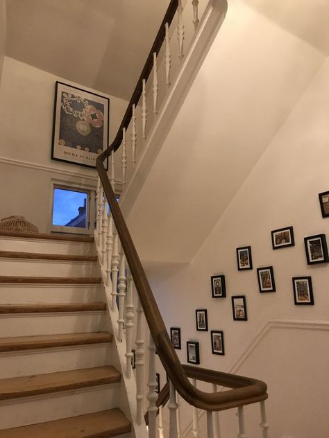 Hallway Aesthetic House, Town House Aesthetic Interior, British House Aesthetic, Parisian Style House, House Aesthetic Inside, Upstairs Aesthetic, London House Aesthetic, Old House Aesthetic Interior, Cute Staircase