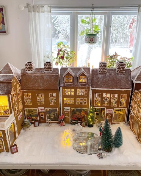 Gingerbread Row House Ideas, Snowy Gingerbread House, Gingerbread House Town, Extravagant Gingerbread House, Elaborate Gingerbread Houses, Gingerbread Neighborhood, Gingerbread House Plans, Big Gingerbread House, Gingerbread Village Display