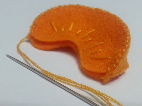 Felt Mandarin Orange Slice(S) Orange Felt Crafts, Vinyl Fabric Crafts, Felt Cupcakes, Felt Food Patterns, Felt Food Diy, Felt Cake, Felt Fruit, Felt Play Food, Play Kitchens