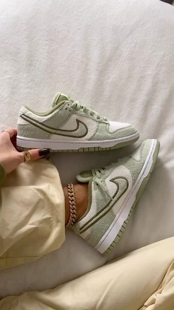 Wallpaper Nike, Tree Video, Nike Shoes Women Fashion, Kd Sneakers, Nike Kicks, Jacket Outfit Women, Jordan Shoes Girls, Ugly Shoes, Cute Nike Shoes