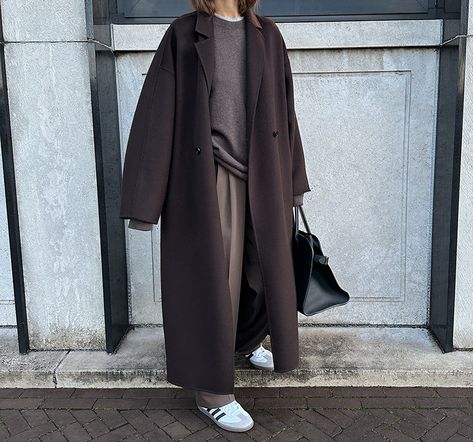 Outfit Nero, Black Coat Outfit, 일본 패션, Grey Outfit, Autumn 2024, Brown Shades, Style Aesthetic, Minimal Style, Coat Outfits