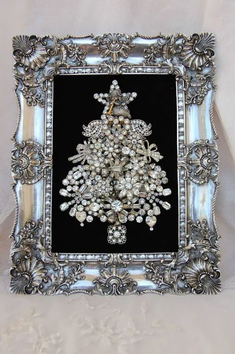 framed Christmas tree of vintage brooches will be a nice art for the holidays Christmas Tree Silver, Pastel Christmas Decor, Jeweled Picture, Old Jewelry Crafts, Jewel Frames, Jeweled Christmas Trees, Framed Jewelry, Vintage Jewelry Ideas, Vintage Jewelry Repurposed