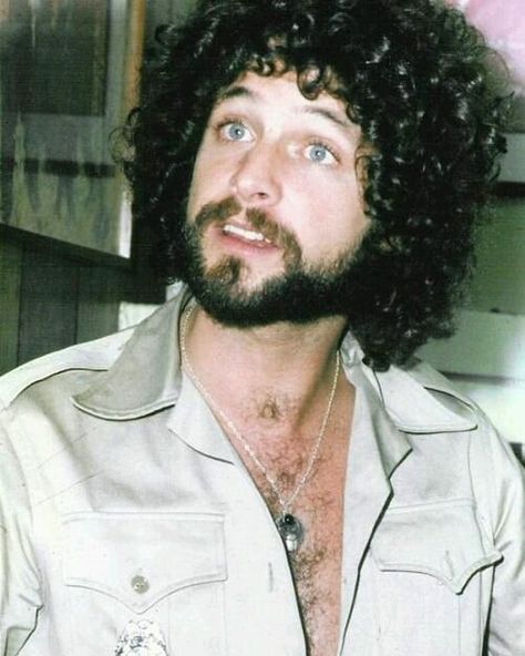 #lindseybuckingham #candid #70s #1970s #retro #retrostyle #vintage #vintagestyle #vintagephoto #oldphoto #groovy #boho #bohostyle #hippie #hippiestyle #bearded #beardedman #man #beard #afro #curls #curlyhair #babe #youth #20s #blueeyes #rockstar #rocknroll #rockandroll #fleetwoodmac Lindsay Buckingham, Stevie And Lindsey, Stevie Nicks Lindsey Buckingham, Buckingham Nicks, Lindsey Buckingham, Stevie Nicks Fleetwood Mac, Retro Collection, Robert Plant, Fleetwood Mac