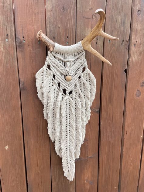 Macrame Deer Antlers Wall Hangings, Macrame On Antlers Diy, Boho Deer Head, Macrame Bull Skull, Deer Shed Macrame, Macrame With Deer Antlers, Macrame Wall Hanging With Feathers, Deer Antler Macrame Wall Hanging, Antlers Macrame