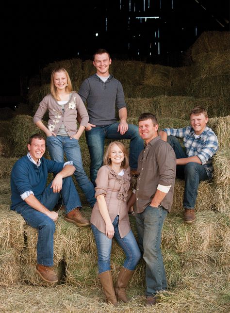 link to great family poses Family Photos Hay Bales, Family Of Four Christmas Pictures, Barn Pictures Ideas, Family Photo Shoot Outfits, Farm Picture Ideas, Family Photo Location Ideas, Poses Christmas, Family Farm Photos, Ffa Ideas