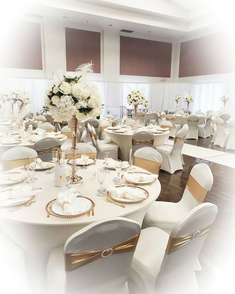 White And Gold Table Decor, White And Gold Table Setting, Champagne And Gold Wedding, Hall Deco, Gold Table Decorations, 65 Birthday, Gold Table Decor, Birthday Mama, Xv Ideas