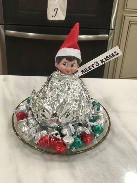 Elf Kisses Ideas, Elf Eyes On You, Elf On The Shelf With Hershey Kisses, Elf Kisses, Elf On The Shelf Grinch Kisses, Elf Kissing Booth, Elf On The Shelf Hershey Kisses, Elf Pooping Hershey Kisses, Elf On The Shelf Hershey Kisses Poop