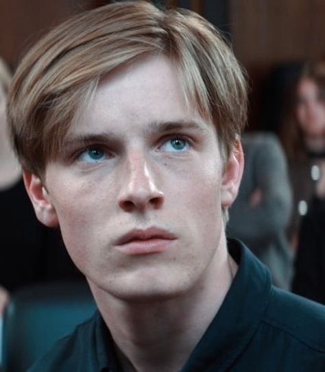 Louis Hofmann Fans on Instagram: “Louis Hofmann #landofmine #handsome #thewhitecrow #dark #louishofmann #darknetflix #netflix #netflixandchill #germany #germanshepherd…” Dorian Grey, Louis Hofmann, The Secret History, Pose Reference Photo, Perfect Man, Book Characters, No. 2, Blue Eyes, Brown Hair