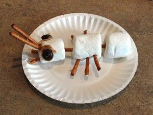 Marshmallow Ant! A fun activity when learning about insects! #Ants Learning About Insects, Classroom Cooking, Ants Activities, Ant Crafts, Snacks Kids, Bug Activities, Insect Unit, Insects Preschool, Bugs Preschool