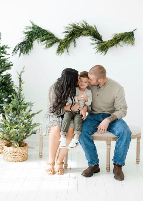 Christmas Family Photos Minimal Christmas Mini Session, Simple Christmas Family Photos, Christmas Mini Poses, Indoor Christmas Photos, Family Session Poses, Winter Family Photoshoot, White Background Photography, Christmas Studio, Photoshoot Christmas