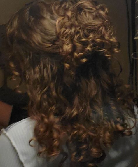 Brown Curly Hair Hairstyles, Brown Curls Aesthetic, Curly Brown Hairstyles, Curly Brown Hair Aesthetic, Brown Curly Hair Styles, Pretty Curly Hair, Curly Hair Prom, 3a Hair, Messy Curly Hair