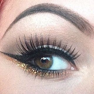 Instagram Glitter Undereye Makeup, Undereye Glitter, Under Eye Makeup, Perfect Cat Eye, Make Me Up, Kat Von, Kat Von D, Beauty Trends, Gold Glitter