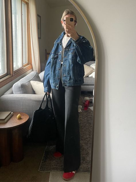 Denim Jacket Trousers Outfit, Trucker Denim Jacket Outfit, Denim Trucker Jacket Outfit, Trucker Jacket Outfit, Cooler Weather Outfits, Oversized Denim Jacket Outfit, Karin Emily, Emily Style, 90s Denim Jacket