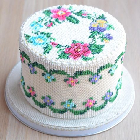 Cake Artist Creates Stunning Cake Designs That Look Cross Stitched Cute Cake Decorating Ideas, Cute Cake Decorating, Floral Cake Design, Stitch Cake, Patterned Cake, Cupcakes Decorados, Cute Cake, Cake Decorating Piping, Cake Decorating Ideas