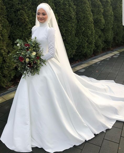 22 Ideas For Hijabi Wedding Dress|Beautifull inspiration for someone who wants  to wear their hijab on their wedding day. #weddingdress #hijaboutfit #whitedress Hijabi Simple Wedding Dress, White Gown Hijab, Islamic Wedding Dress Hijab Bride Simple, Hijabi White Wedding Dress, Hijabi Wedding Dress Bridal Collection, Bridal Dresses Hijab, Dress Pengantin Hijab, Arabic Wedding Dress Muslim, Islamic Wedding Dress Hijab Bride