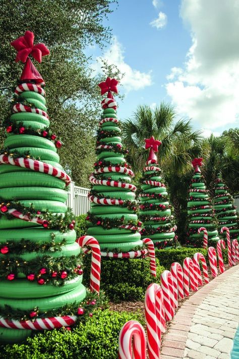 North Pole Outdoor Christmas Decor, Diy Yard Decorations For Christmas, Tire Christmas Tree, Outdoor Christmas Party Decor, Neighborhood Christmas Decorations, Christmas Decor Ideas Outdoor Apartment, Townhouse Christmas Decor, Outdoor Christmas Display Ideas, Outside Christmas Lights Ideas