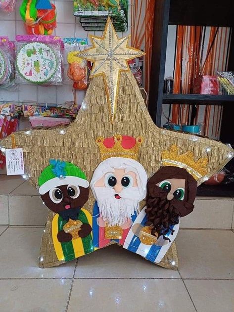 Christmas Piñatas Ideas, Christmas Pinata Diy, Christmas Pinatas, Christmas Piñatas, Princess Jasmine Birthday Party, Christmas Door Decorating Contest, Piñata Ideas, Door Decorating Contest, Mexican Culture Art