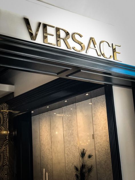 Versace Aesthetic Wallpaper, Brands Aesthetic Wallpaper, Luxury Brands Aesthetic Wallpaper, Golden Kingdom, Versace Aesthetic, Versace Wallpaper, Minimalist Layout, Versace Logo, Versace Brand