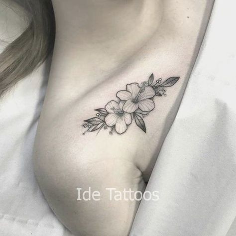 Hawaii Flower Tattoos, Collar Bone Tattoos, Mutterschaft Tattoos, Small Inspirational Tattoos, Small Colorful Tattoos, Hawaiian Flower Tattoos, Hibiscus Flower Tattoos, Simple Arm Tattoos, Bone Tattoo