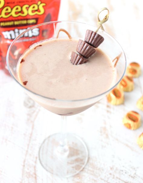 This creamy chocolate peanut butter cup martini, made with an easy homemade peanut butter cup vodka, will remind you of the delicious Reese's candy we all know and love! #reeses #peanutbutter #chocolate #martini #candy #halloween Peanut Butter Cup Martini Recipe, Peanut Butter Cup Martini, Reeses Candy, Peanut Butter Cup Brownies, Reese's Peanut Butter Cup, Homemade Peanut Butter Cups, Brownie Cups, Chocolate Martini, Martini Recipe