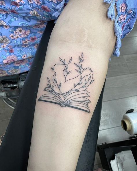 Book Brain Tattoo, Cool Book Tattoo Ideas, Hands Holding Book Tattoo, Book Themed Tattoo Ideas, Bff Book Tattoos, Line Work Book Tattoo, Book Tattoos Ideas, Book Tattoo Sketch, Elbow Book Tattoo