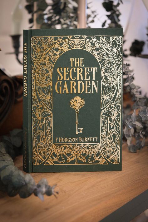 Pretty Book Covers Classics, Plant Book Cover, The Secret Garden Book Cover, Secret Garden Book Cover, Vintage Book Cover Design, Pretty Book Covers, Sketch Journaling, Floral Book Cover, Illustrated Book Covers