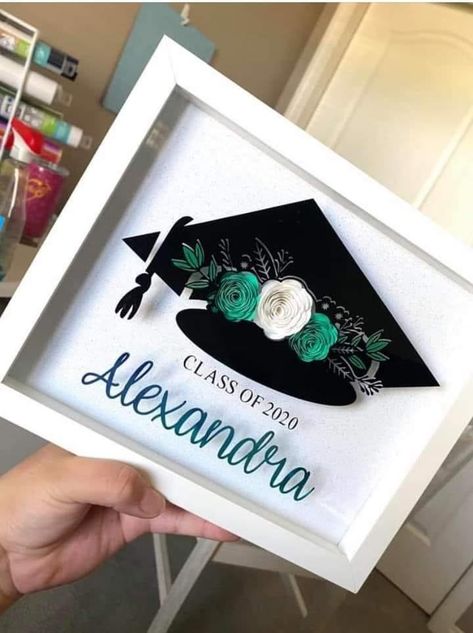 Shadow Box Graduation, Congrats Gifts, Shadow Box Gifts, Graduation Crafts, Idee Cricut, Desain Quilling, Flower Shadow Box, Graduation Cap Decoration, Cap Decorations