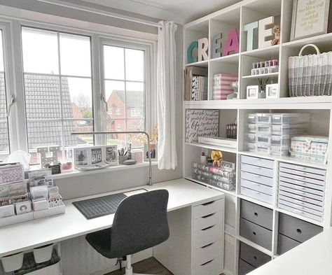 Diy Crafts Desk, Office Craft Room Combo, Scrapbook Rooms, Ikea Craft Room, Deco Room, Ikea Crafts, Sewing Room Inspiration, Small Craft Rooms, Cube Storage Unit