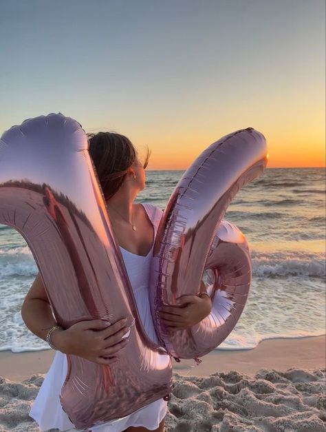 Birthday Picture Ideas Balloons, Sweet 16 Birthday Picture Ideas, 16 Bday Balloons, Beach Party Pictures, Beach Party Photoshoot, Bday On The Beach, Beach Bday Aesthetic, Beach Sweet 16 Photoshoot, Summer Birthday Pictures