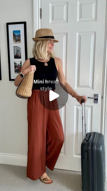 City Break Outfit, Outfit For Travel, Warm Weather Outfits, Summer Capsule Wardrobe, Capsule Outfits, Hand Luggage, Gold Sandals, Linen Trousers, City Break