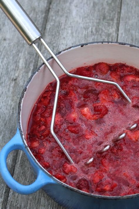 Old-Fashioned Strawberry Jam (Without Pectin) Canned Strawberry Jam Without Pectin, Cooked Strawberry Jam, Strawberry Jam Recipe With Pectin, Jarring Recipes, Old Strawberries, No Pectin Strawberry Jam, Jelly Without Pectin, Strawberry Jam Recipes, Strawberry Preserves Recipe