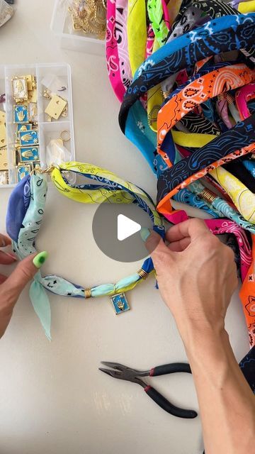 Bonk Ibiza Jewelry on Instagram: "Preparing new bandana necklaces in amazing new colors, they will be available online tomorrow! 🛍️🛒🌸" Bandana Bracelet Tutorial, Bandana Charm Necklace, Fabric Necklace Diy, Bandana Armband, Bandana Necklace, Bandana Diy, Bandana Bracelet, Bandana Fashion, Bandana Crafts