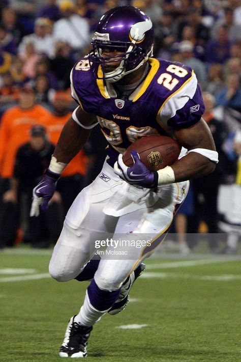 Adrian Peterson, Minnesota Vikings Football, Vikings Football, Sports Figures, Athletic Sports, Running Back, Minnesota Vikings, Football Team, Football Helmets