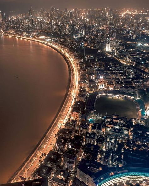 Wassup Mumbai on Instagram: “At night, when the whole coastline lights up, it justifies its other moniker i.e. Queen's Necklace. The whole curve of the coastline,…” Marine Drive Mumbai, Wankhede Stadium, Marine Drive, Gold City, City Of Dreams, Mumbai City, Arabian Sea, View Wallpaper, Night View