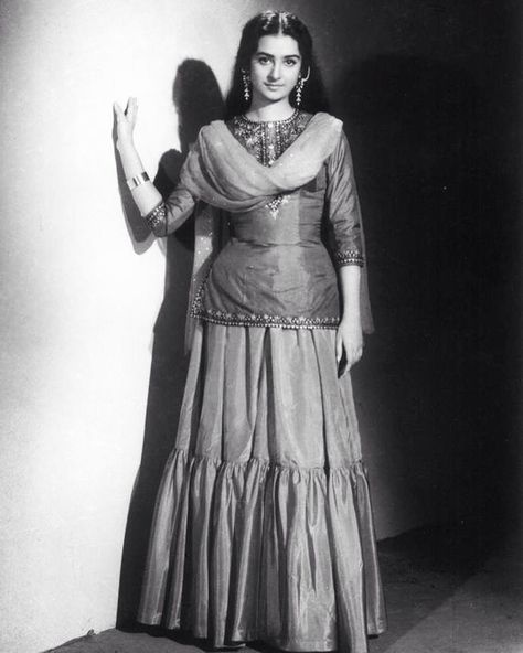 Beautiful and so elegant Saira Banu ❤️✨ - #SairaBanu #Beautiful #Legend Vintage Indian Fashion, Saira Banu, Orang India, Retro Bollywood, Bollywood Outfits, Indian Look, Salwar Kamiz, Traditional Indian Outfits, 20s Fashion