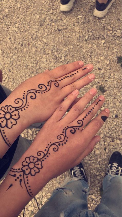 Easy Henna Designs For Beginners Simple Palm, Henna Tattoo Designs For Beginners, Mini Henna Tattoo Simple, Simple Henna Ideas Hands, Hanna Ideas Simple, Hannah Tattoo Design Easy, Henna Tattoo Designs Step By Step, Cute Hannah Designs, Hand Tattoos Easy To Draw