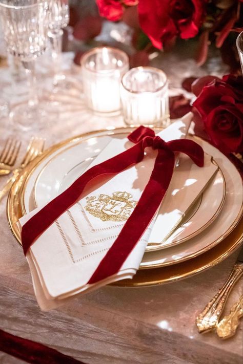 Royal Wedding Table Decor, Dinner Table Decor Elegant Luxury, Royal Dinner Aesthetic, Proposal Dinner Table Settings, Velvet Napkins Wedding, Royal Dinner Table, Velvet Wedding Table, Red And Gold Table Setting, Table Settings Wedding Decor