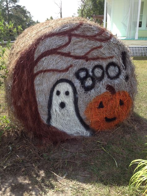 Hay Roll Decorating Ideas, Fall Haybale Display, Halloween Round Hay Bale Ideas, Painted Hay Bales Halloween, Hay Bale Halloween Decor, Painted Hay Bales Fall, Round Hay Bale Decorating Ideas Fall, Halloween Hay Bale Ideas, Painted Hay Bale Ideas