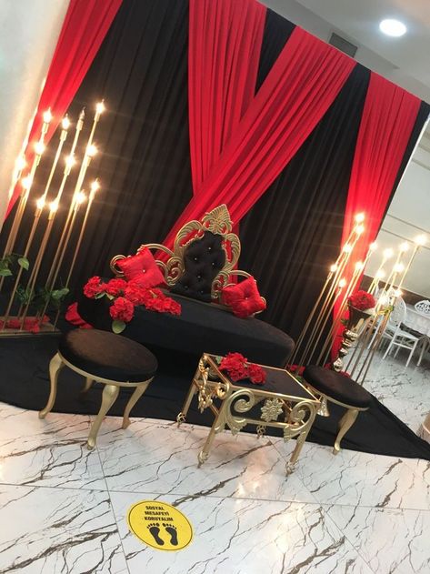 Rose Themed Quinceanera, Cruella Quinceanera, Red Black And Silver Party Decoration, Red Party Themes, Red Carpet Theme Party, Red Masquerade, Royalty Theme, Red Quinceanera Ideas, Red Carpet Theme