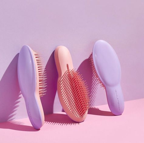 Comb Photography, Hairbrush Photography, Hair Brush Photography, Hair Brush Product Photography, Cute Hairbrush Aesthetic, Hair Brush Tangle Teezer, Bamboo Hairbrush Aesthetic, Tangle Teaser Hairbrush, Brush Guide