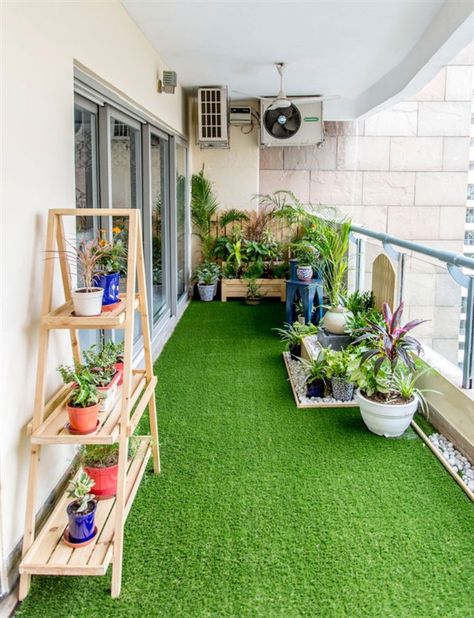 Real-Like Artificial Grass For Balcony Floors - Unique Balcony & Garden Decoration and Easy DIY Ideas Artificial Grass Balcony, Best Artificial Grass, Artificial Grass Carpet, Roof Garden Design, Grass Carpet, Balcony Flooring, Small Balcony Garden, Terrace Decor, Small Balcony Design