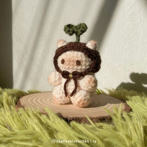 Cute Crochet Sprout Hat Cat Plush Crochet Ideas Amigurumi, Crochet Cat Plush, Crochet Sprout, Graphic Crochet, Aesthetic Amigurumi, Cottagecore Crochet, Crochet Accessory, Animal Amigurumi, Instagram Pattern