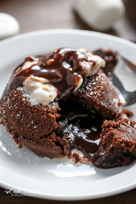 Chocolate Marshmallow Molten Lava Cakes Cookies Banane, Molten Lava Cakes Recipe, Molten Chocolate Lava Cake, Lava Cake Recipes, Cake Cafe, Molten Lava Cakes, Chocolate Marshmallow, Chocolate Fudge Brownies, Molten Chocolate