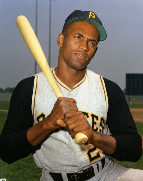 Old School Design, Basketball Rules, Basketball Scoreboard, Celebrities Who Died, Baseball Hitting, Baltimore Orioles Baseball, Orioles Baseball, Roberto Clemente, Pirates Baseball