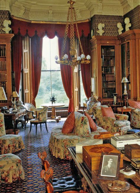 I love the seamlessness of home decor from this era. "image from English Country Homes 1830-1900" English Country House Style, English Country Manor, English Interior, English Room, Victorian Interiors, English Country Decor, English Country Style, English Decor, English Country House