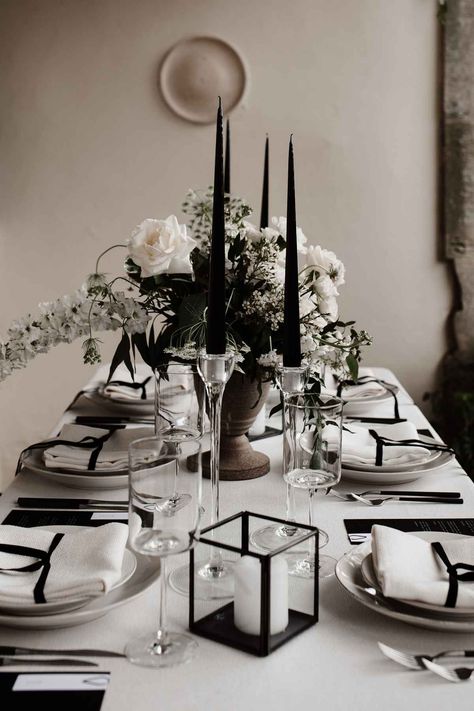 Monochrome Wedding Table Setting, Black Wedding Set Up, Luxe Black And White Wedding, Black White Wedding Flowers, Monochrome Table Setting, Black Table Set Up, Black And White Head Table Wedding, White And Black Table Decor, Black White Wedding Table Setting