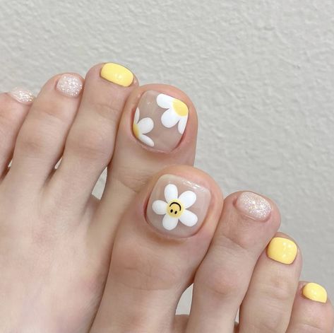 Holiday Nails Designs, Toenail Art Designs, Simple Toe Nails, Toenail Art, Feet Nail Design, Flowers Nails, Pedicure Designs Toenails, Summer Pedicure, Pedicure Nail Designs