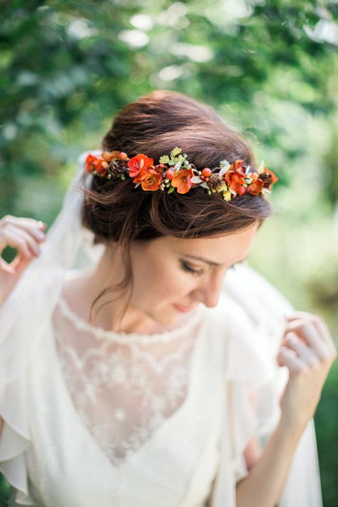 Fall Flower Crown, Autumn Hair Accessories, Săpunuri Handmade, Fall Headbands, Fall Wedding Hairstyles, Fall Wedding Color Palette, Rustic Wedding Hairstyles, Flower Crown Hairstyle, Flowers In Her Hair