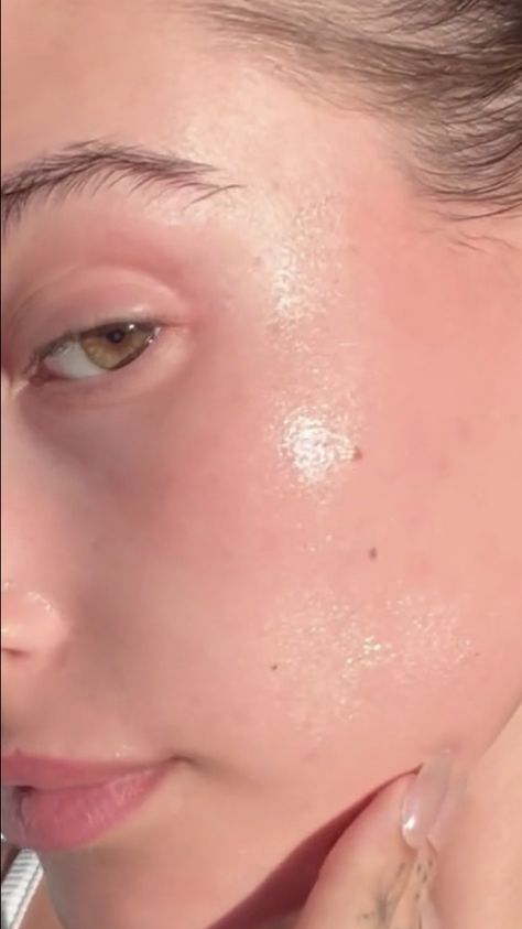 #haileybieber #skin #skinglow #skincareproducts #skincare Hailey Bieber Glowing Skin, Hailey Bieber Skin Care, Hailey Skin, Hailey Bieber Skin, Rhode Skin, Hailey Baldwin Style, Skincare Video, Glass Skin, Perfect Skin